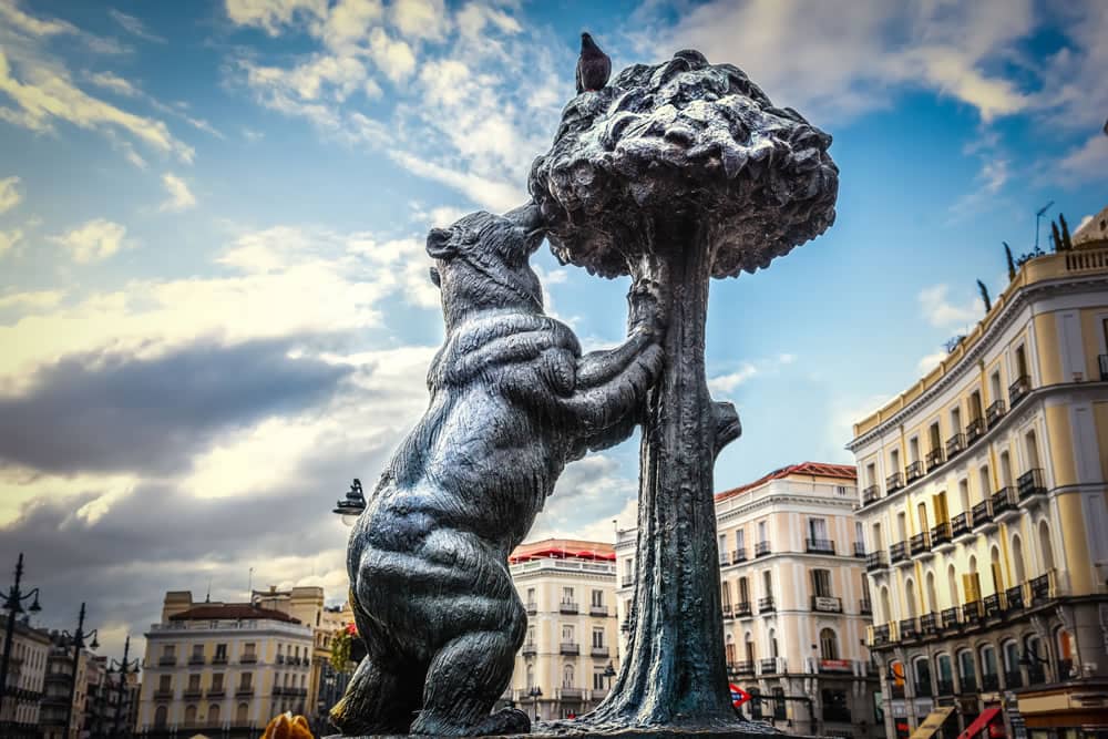 La estatua del Oso y el Madroño