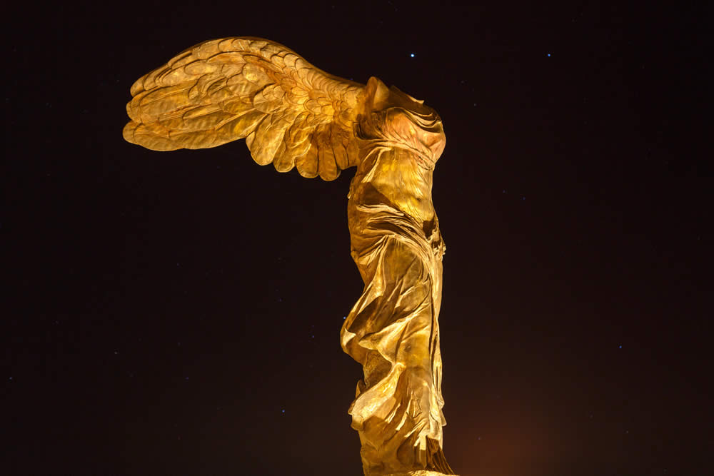 victoria de samotracia de noche